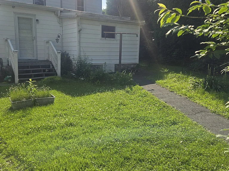 1240 Birbeck St — Photo 17