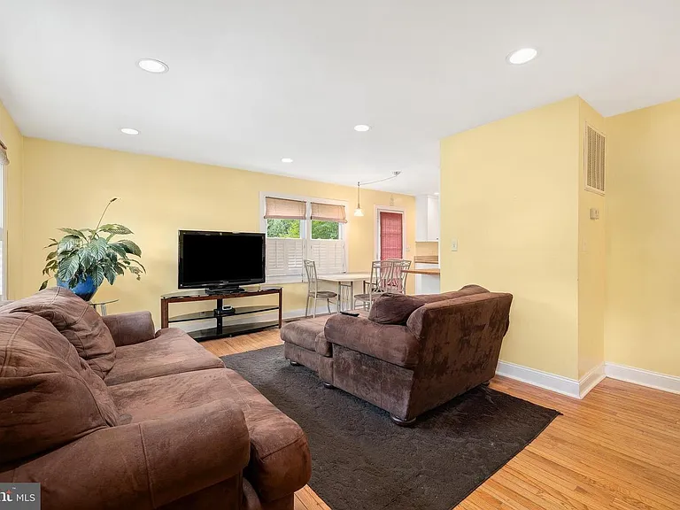 204 Alexandria St — Photo 3