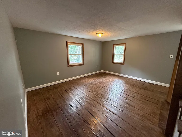 1094 Kings Hwy — Photo 3