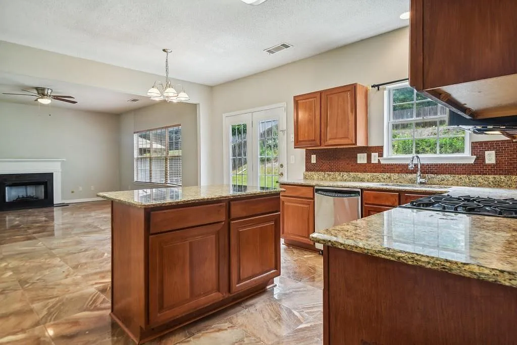 4 bed, 2.5 bath, 2458 sqft, $2,699 — Photo 4