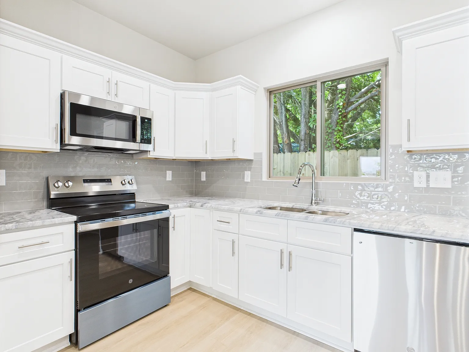 2 bed, 1000 sqft, $1,495 — Photo 3