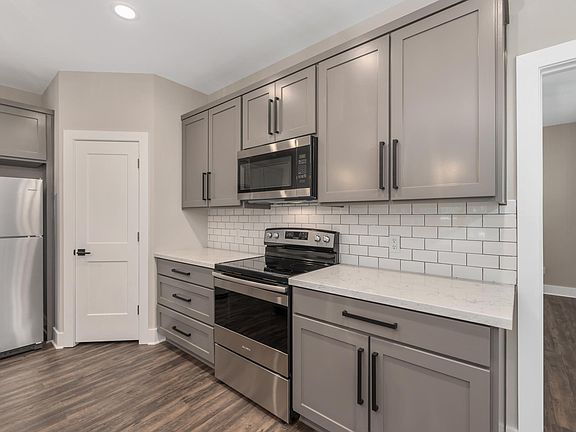 5th image of 309 Poplar St
