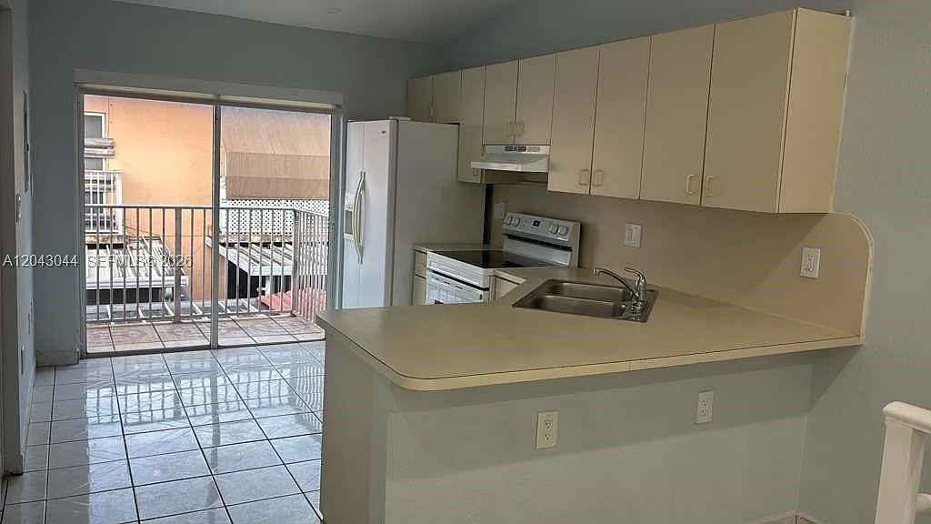 El Prado Xvi Condo — Photo 4