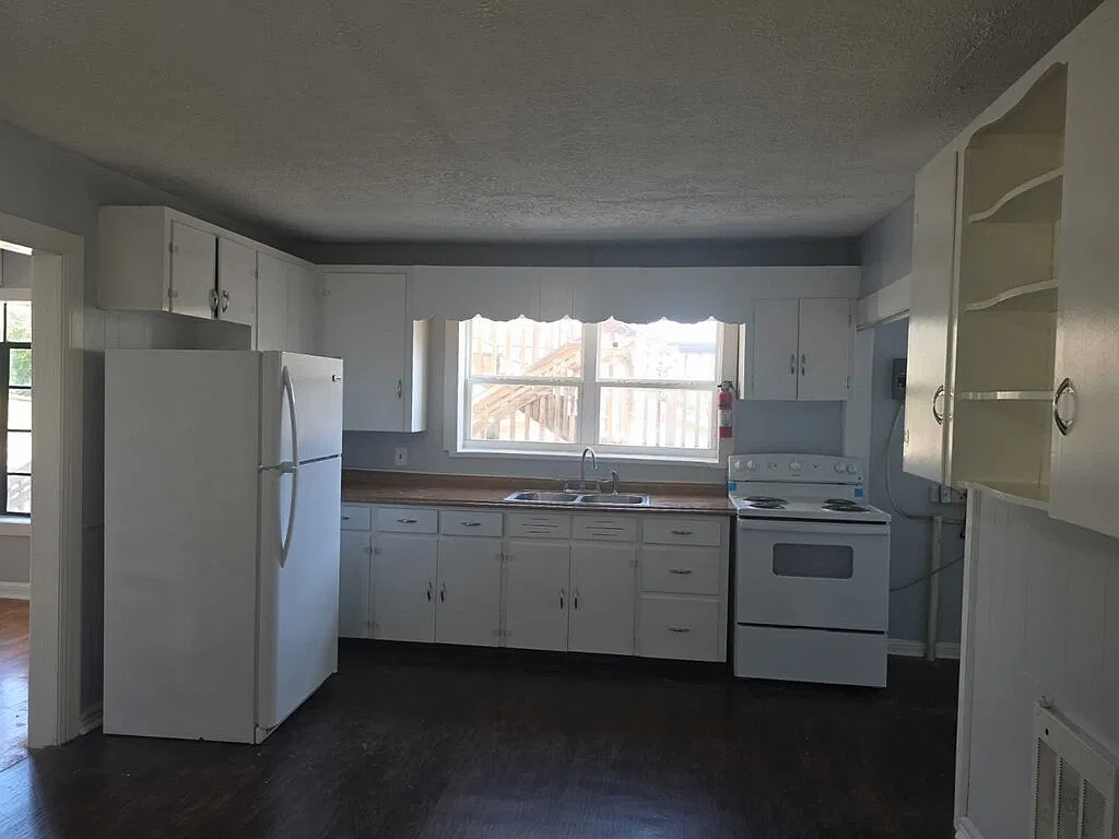 2 bed, 900 sqft, $1,300 — Photo 2