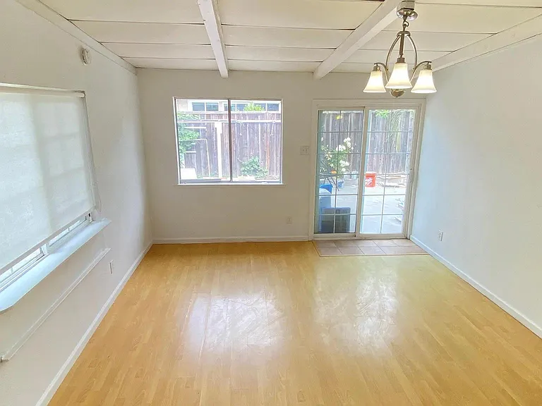 638 N Bayview Ave — Photo 2