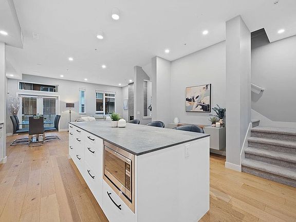 3rd image of 4684 Capilano Rd