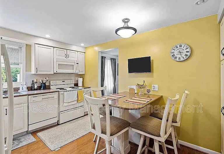 6101 Chatham Dr — Photo 7