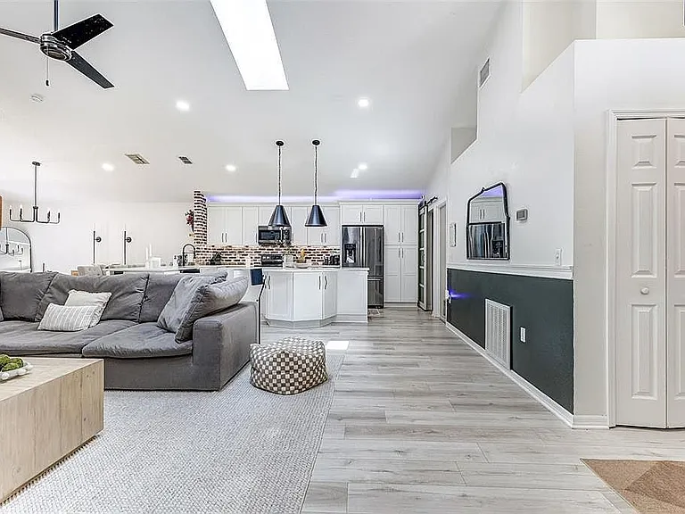 814 Brightview Dr — Photo 3