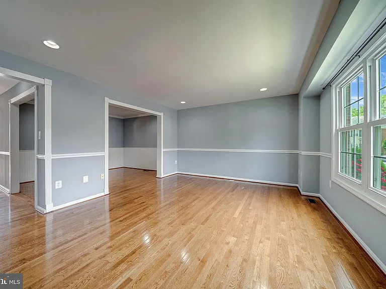 8593 Burlington Ct — Photo 7