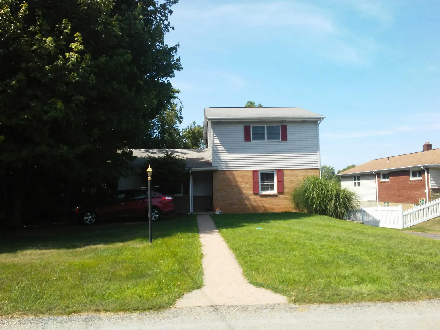 301 Guenevere Dr photo 1