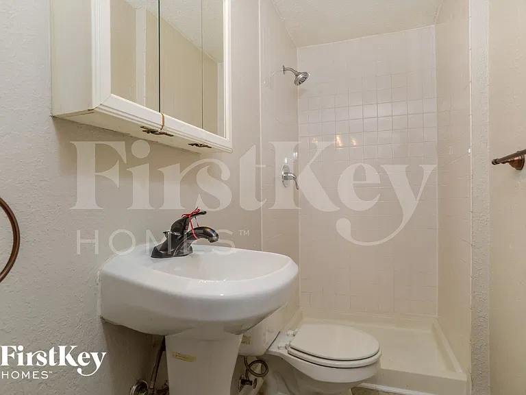 900 NE 62nd St — Photo 8