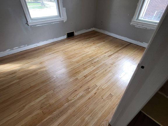 5th image of 2466 Applewood Ave