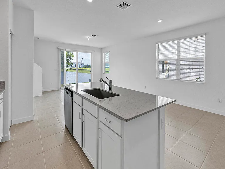 380 SE Crossoak Ln — Photo 3