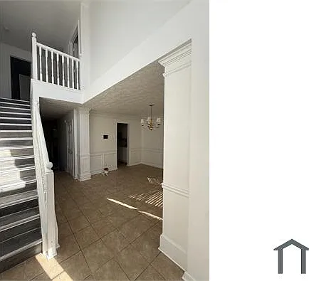 5 bed, 2617 sqft, $3,050 — Photo 2