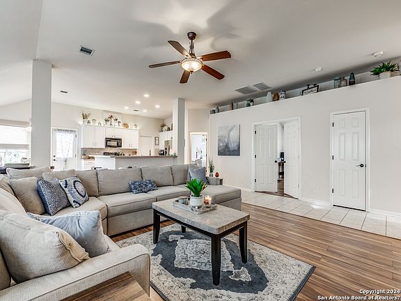3rd image of 20802 Las Lomas Blvd.