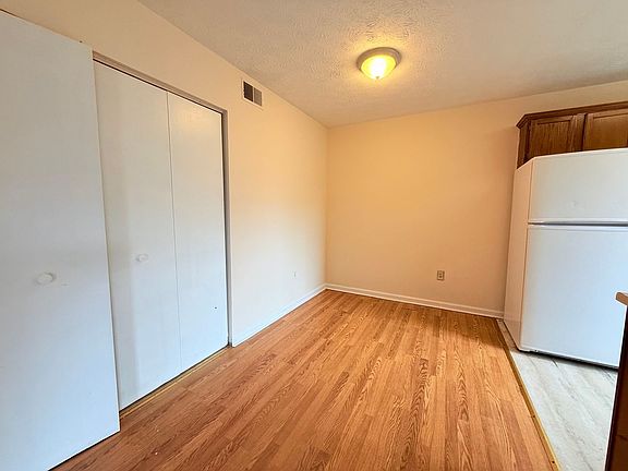 4th image of 245 Maryland Dr #5