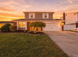 4945 Hillcrest Rd, Trenton, MI 48183