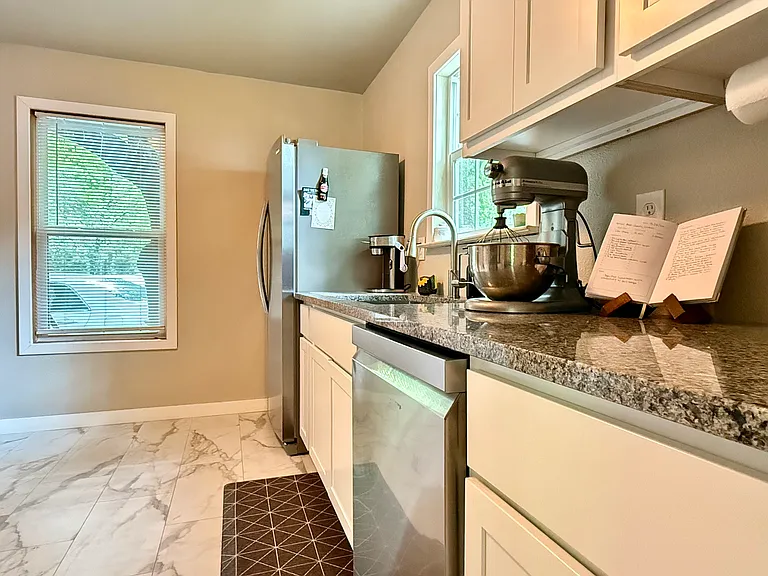 1009 Denton St — Photo 14