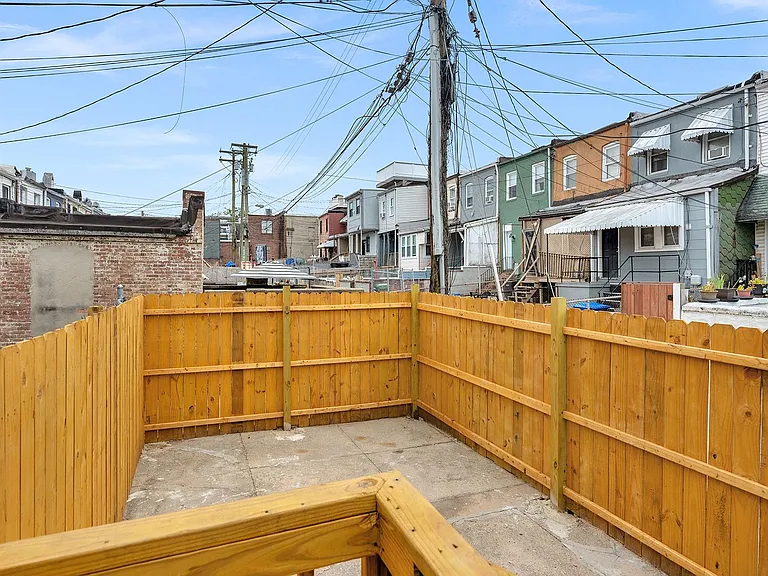 2213 E Madison St — Photo 29