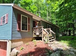 147 Oakwood Dr, Greentown, PA 18426