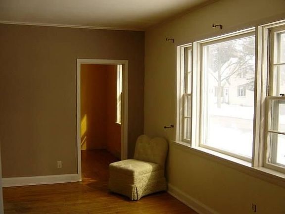 4th image of 926 S 5th Ave