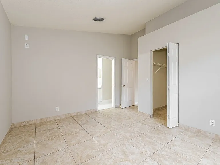 1910 Capeside Cir — Photo 9