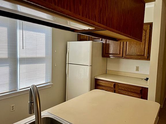 3rd image of 519 W 20th St APT 305