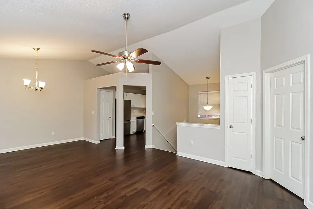 3 bed, 2.0 bath, 1397 sqft, $2,100 — Photo 4