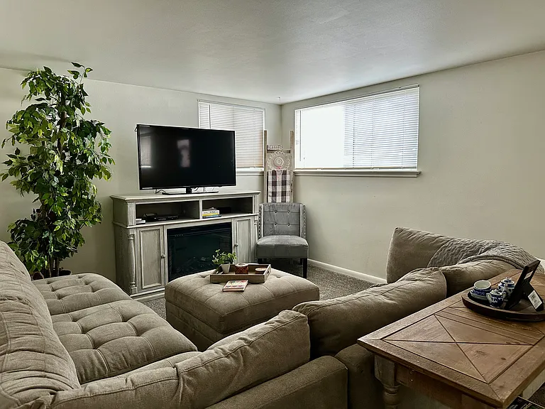 1109 E Benton St — Photo 2