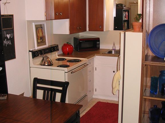#B kitchen
Oven is now white and is self cleaning
Fridge is now white and has frost-free upper freezer with separate door