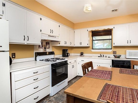 3rd image of 904 SE 12th St