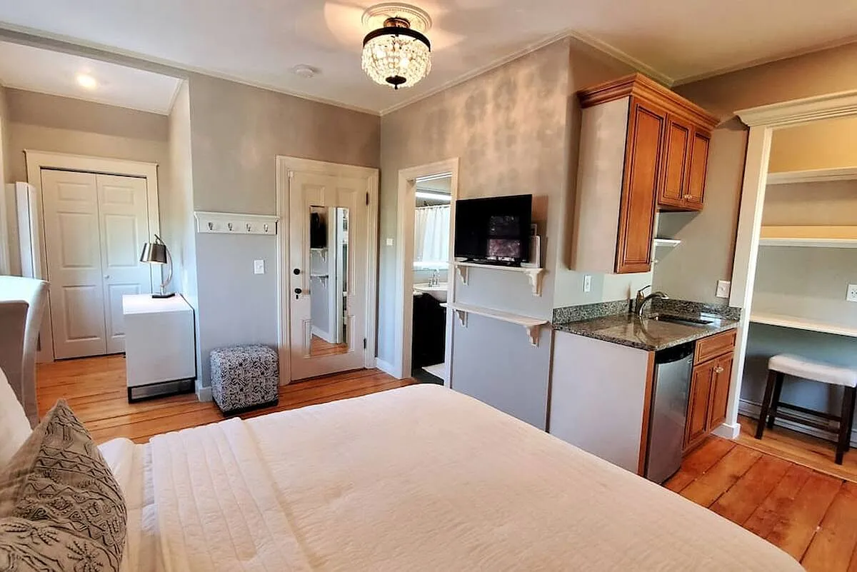 Studio, 450 sqft, $1,800 — Photo 3