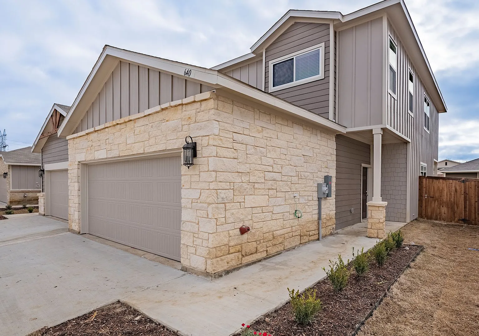 Available Now! Gorgeous 4 Bedroom Duplex Located In Midlothian Isd! — Photo 3