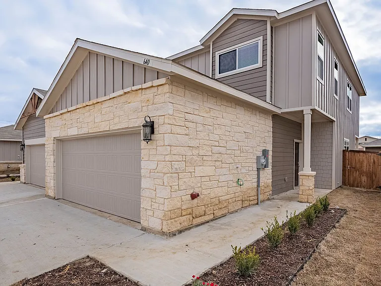 640 Wheatfield Dr — Photo 3