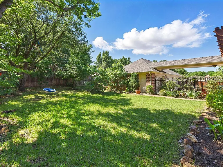 1805 Southwicke Dr — Photo 33