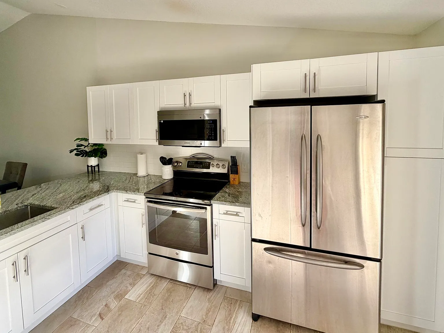 3 bed, 2.0 bath, 1300 sqft, $4,250 — Photo 2
