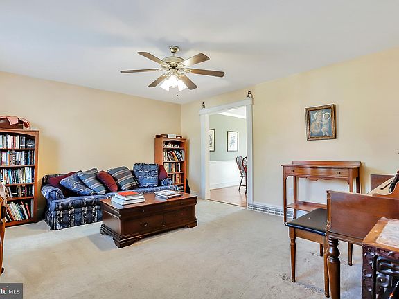 3rd image of 2 Sweet Briar Ln