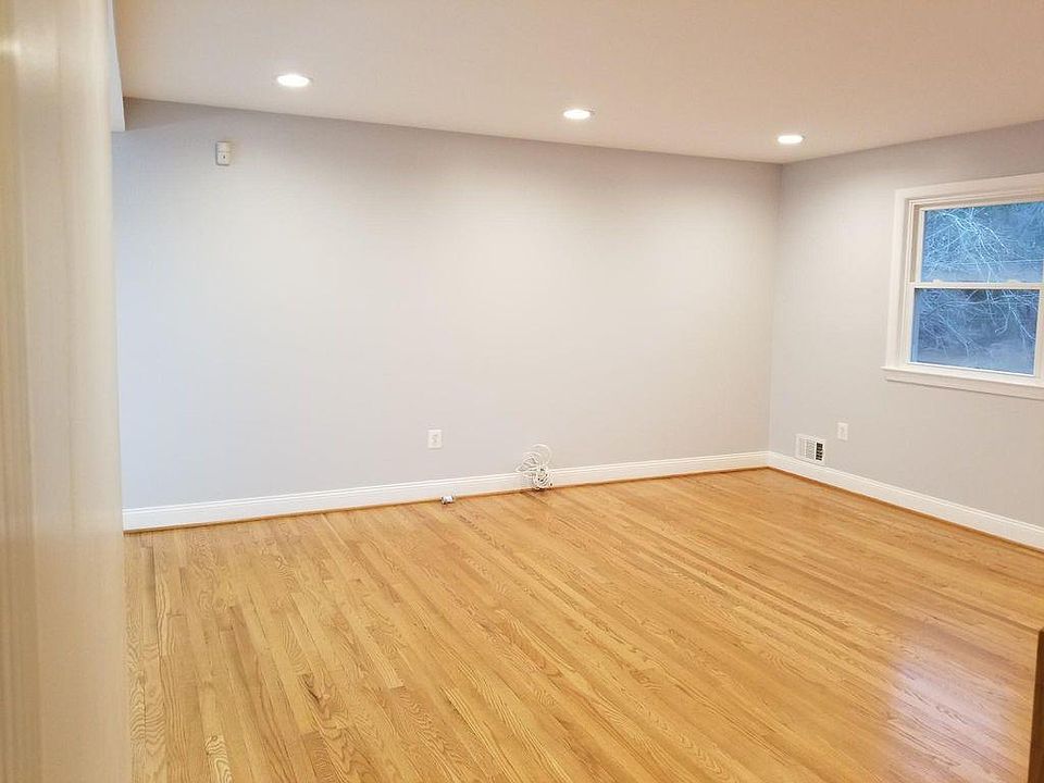 1st Extra Large Main Level BR w/ Shared Bath 