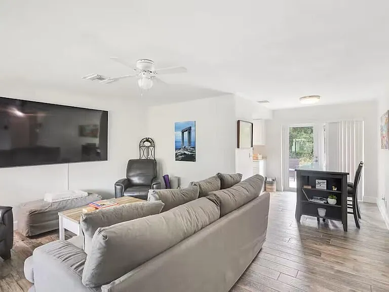 1519 Treemont Ave — Photo 1