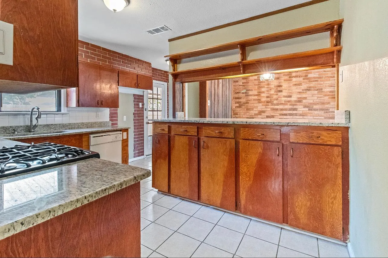 3 bed, 1383 sqft, $1,895 — Photo 2