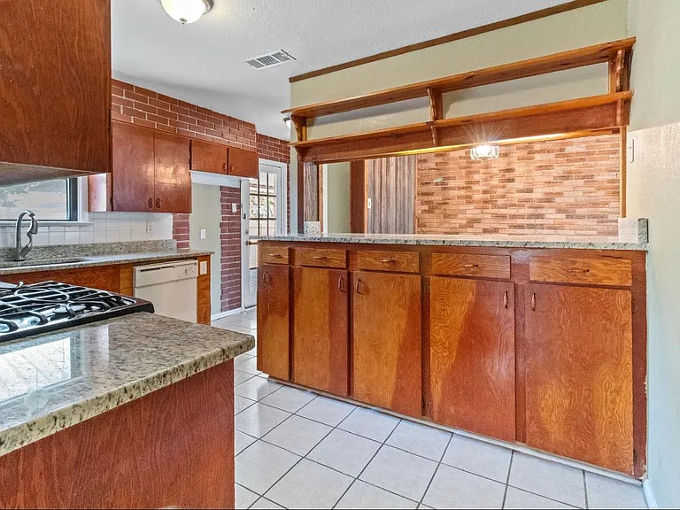 10911 Visalia Dr — Photo 2