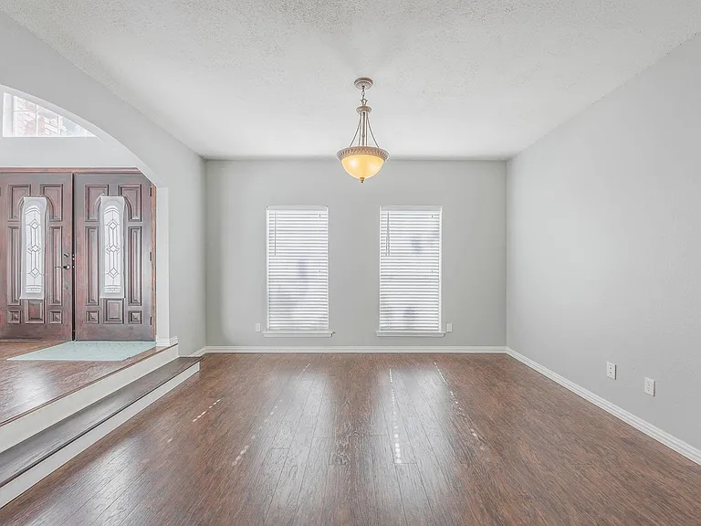 2705 Trophy Dr — Photo 3