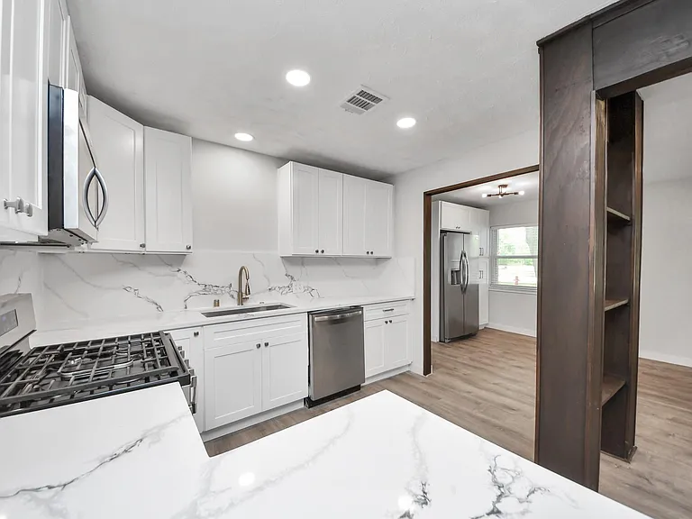 302 County Park Dr — Photo 7