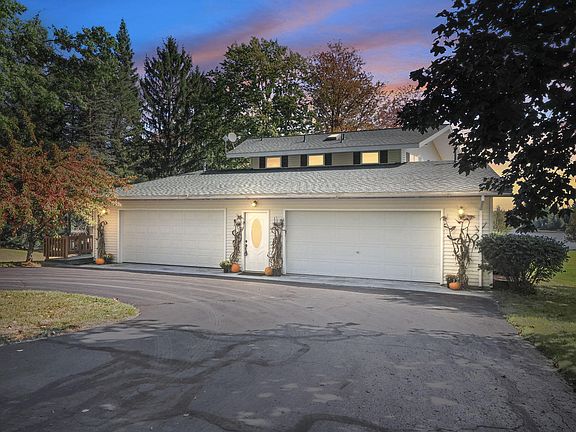 2nd image of 10225 Lakeview Dr