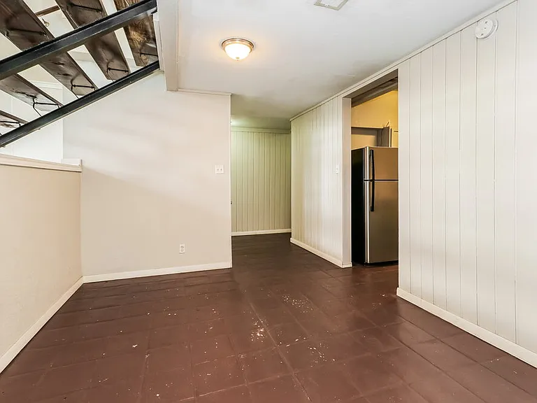2 Lakeway St — Photo 9