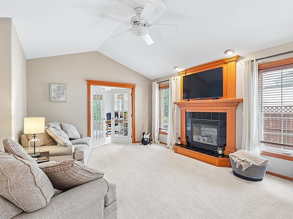 5th image of 1055 SE Brentwood Dr