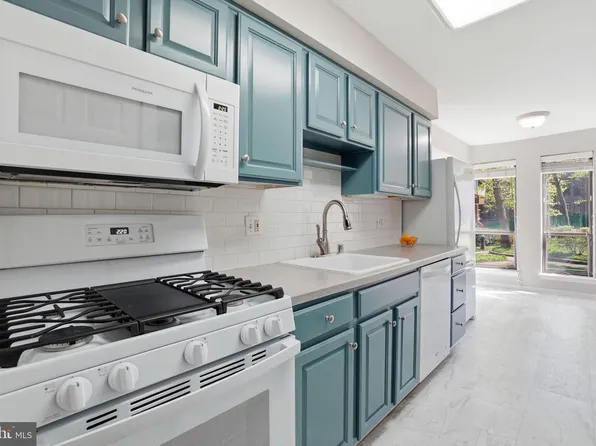 11228 Chestnut Grove Sq APT 132, Reston, VA 20190