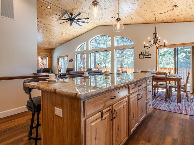 Beautiful chef's kitchen for all your cooking and entertaining needs