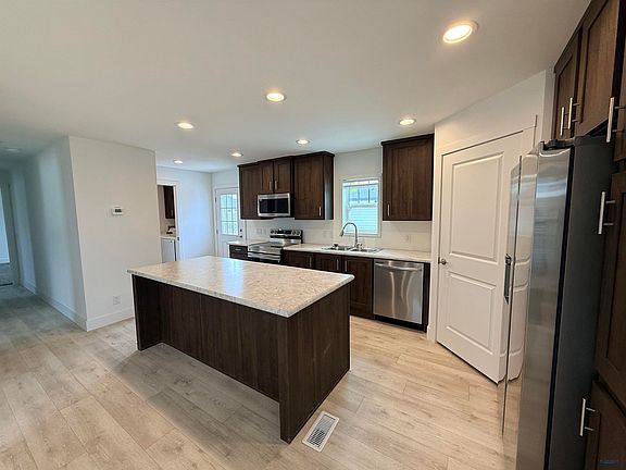 2nd image of 1661.129 E Philadelphia