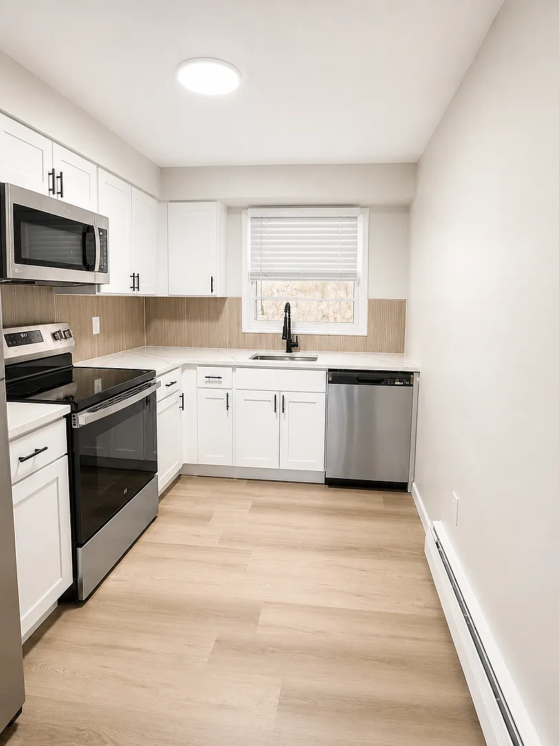 Town House Apts — Photo 3